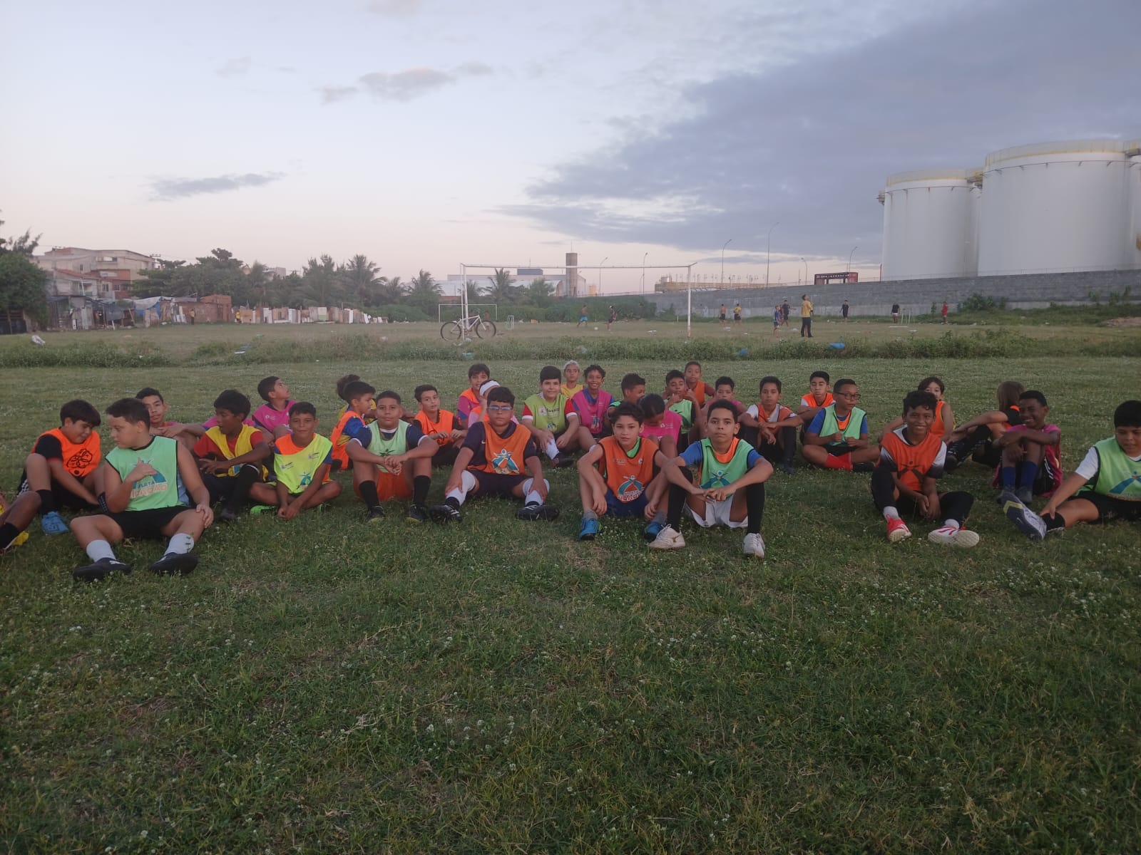 Jogo de futebol com jovens atletas do Instituto