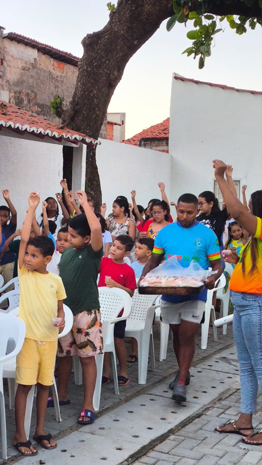 Apresentação cultural com crianças