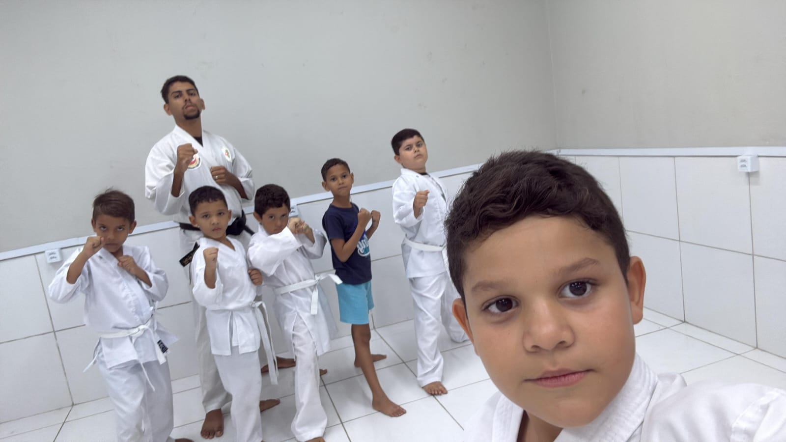 Alunos praticando karatê