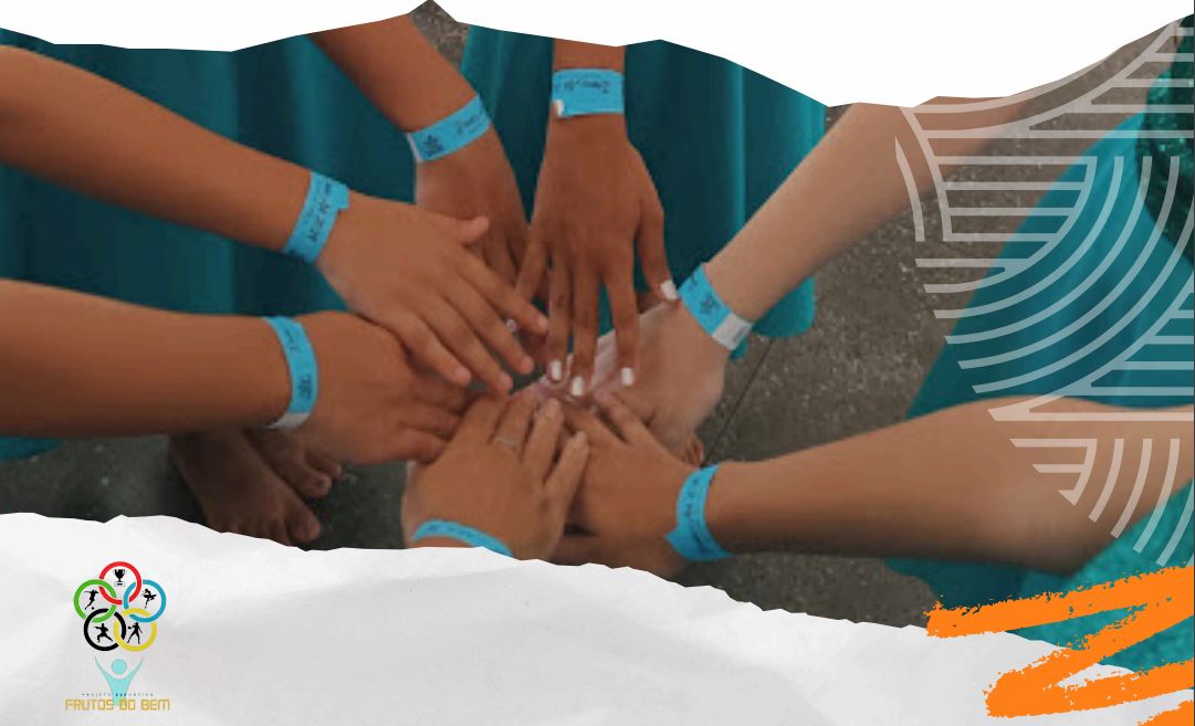 Voluntários celebrando com as crianças